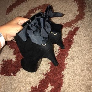 Size 6 suede heeled black booties